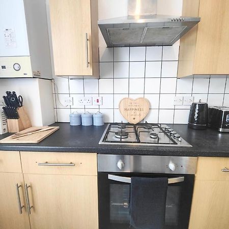 Lovely 3 Bedroom Serviced Apartment In Leytonstone 런던 외부 사진