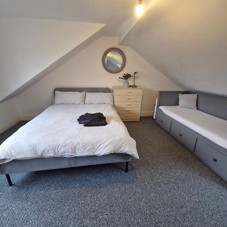 Lovely 3 Bedroom Serviced Apartment In Leytonstone 런던 외부 사진