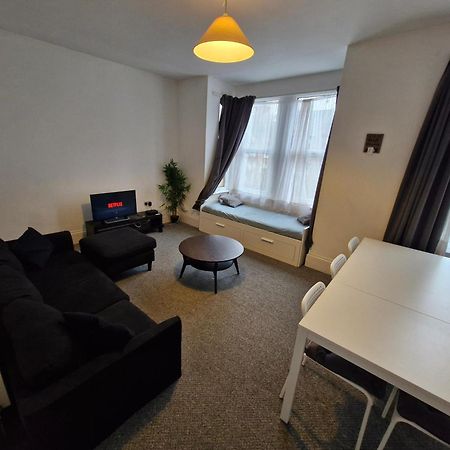 Lovely 3 Bedroom Serviced Apartment In Leytonstone 런던 외부 사진