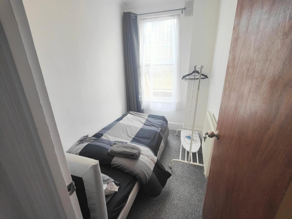 Lovely 3 Bedroom Serviced Apartment In Leytonstone 런던 외부 사진