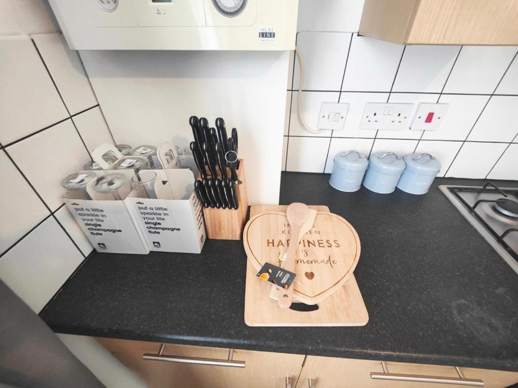 Lovely 3 Bedroom Serviced Apartment In Leytonstone 런던 외부 사진