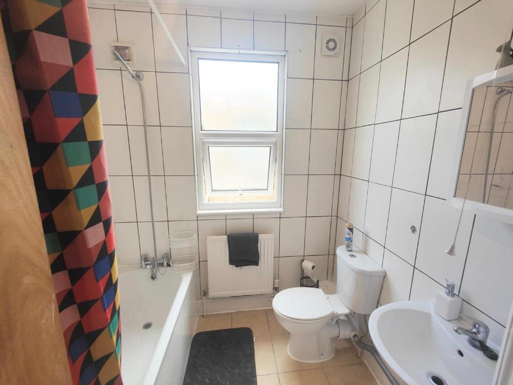Lovely 3 Bedroom Serviced Apartment In Leytonstone 런던 외부 사진