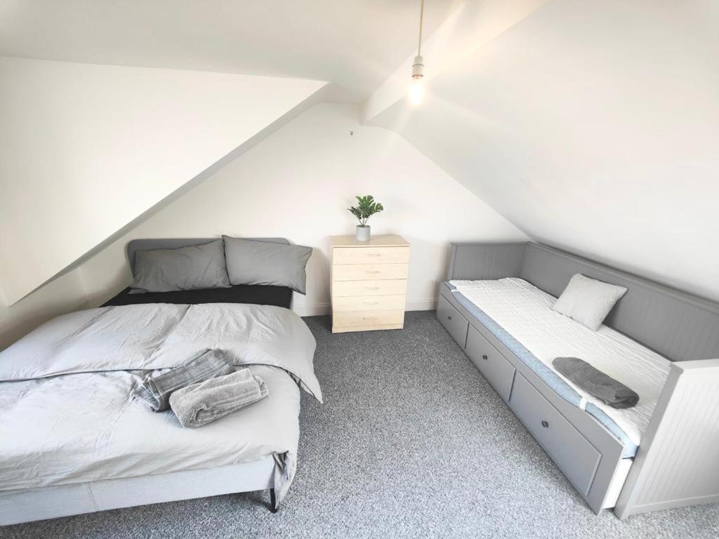 Lovely 3 Bedroom Serviced Apartment In Leytonstone 런던 외부 사진