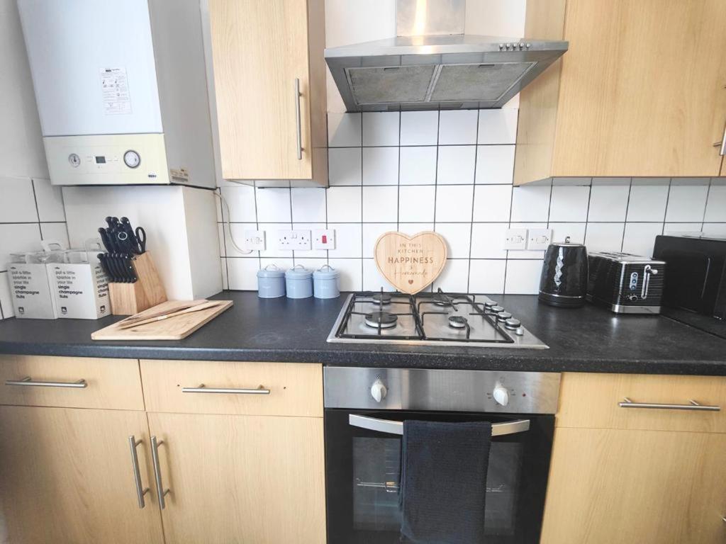 Lovely 3 Bedroom Serviced Apartment In Leytonstone 런던 외부 사진