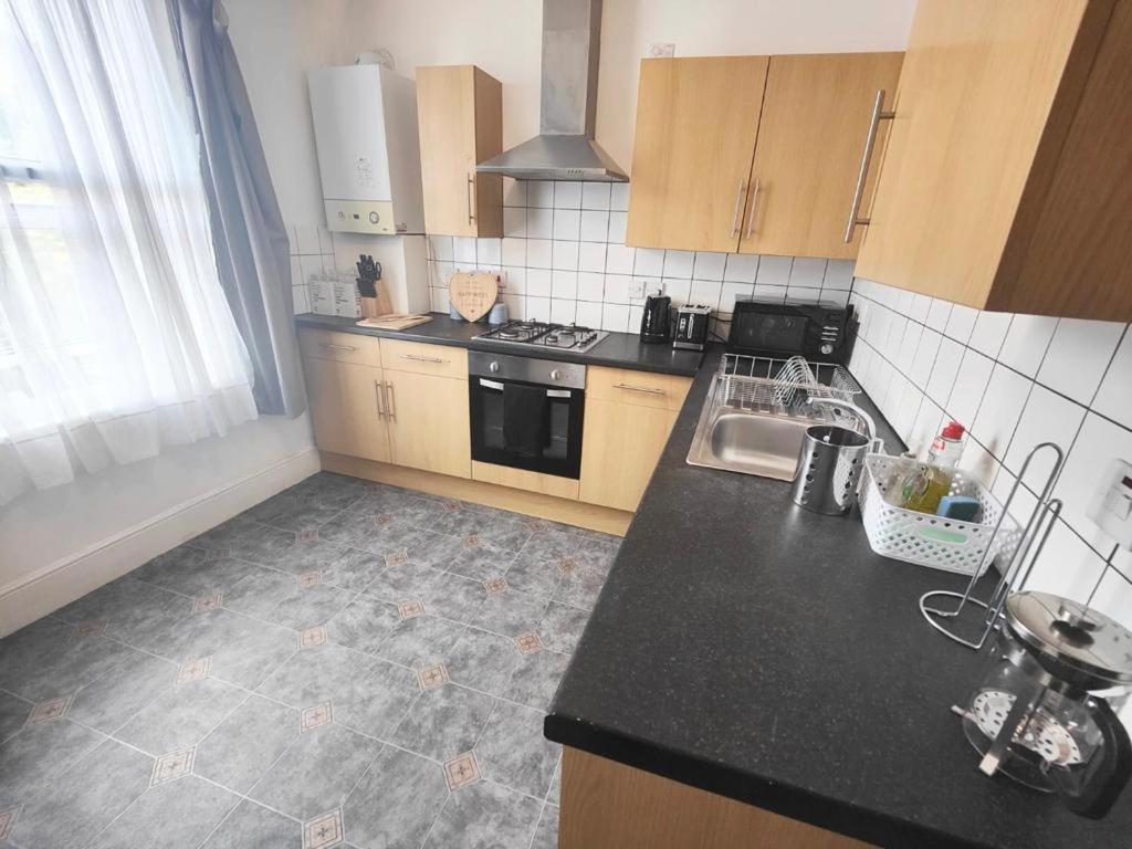 Lovely 3 Bedroom Serviced Apartment In Leytonstone 런던 외부 사진