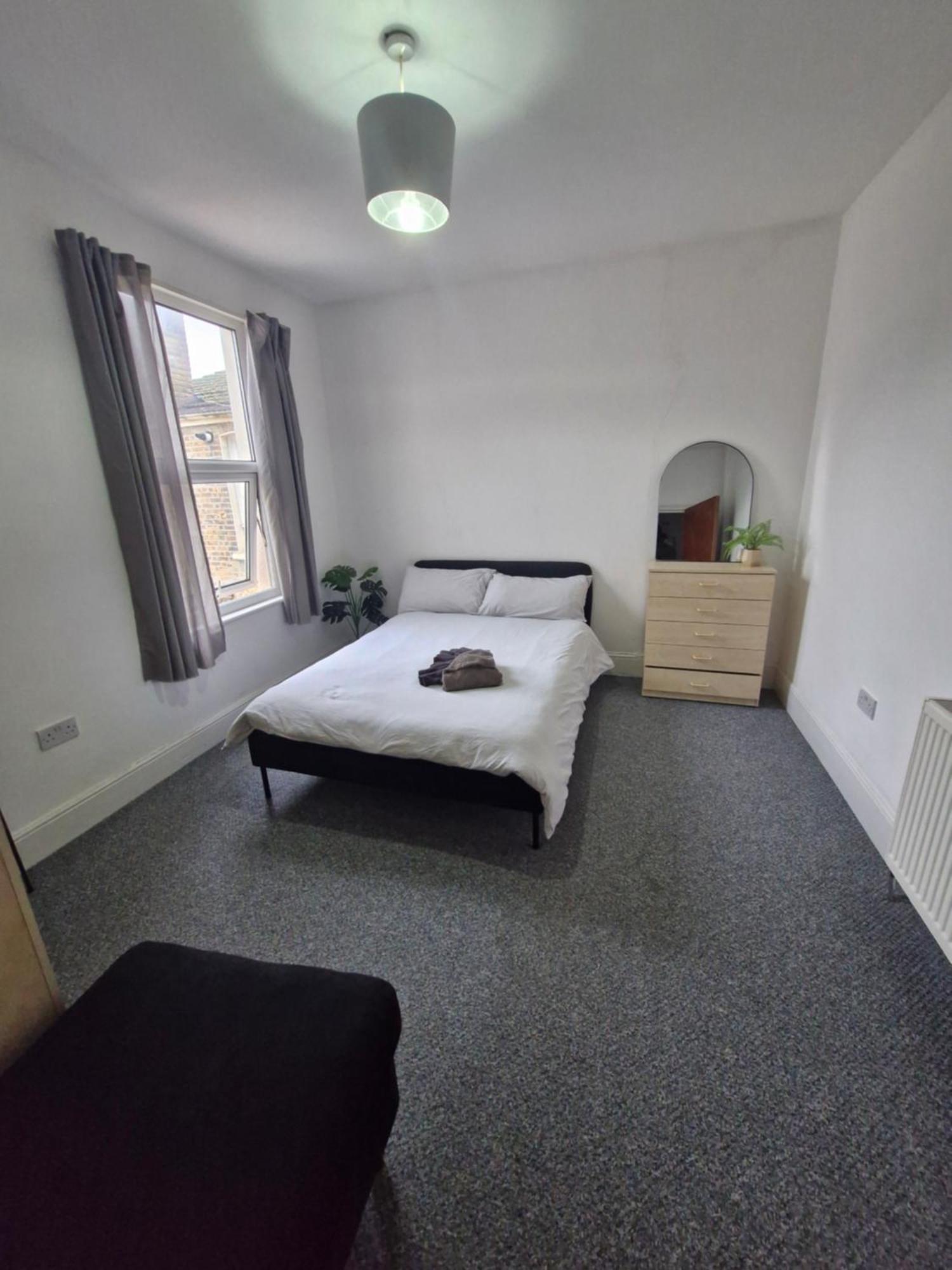 Lovely 3 Bedroom Serviced Apartment In Leytonstone 런던 외부 사진