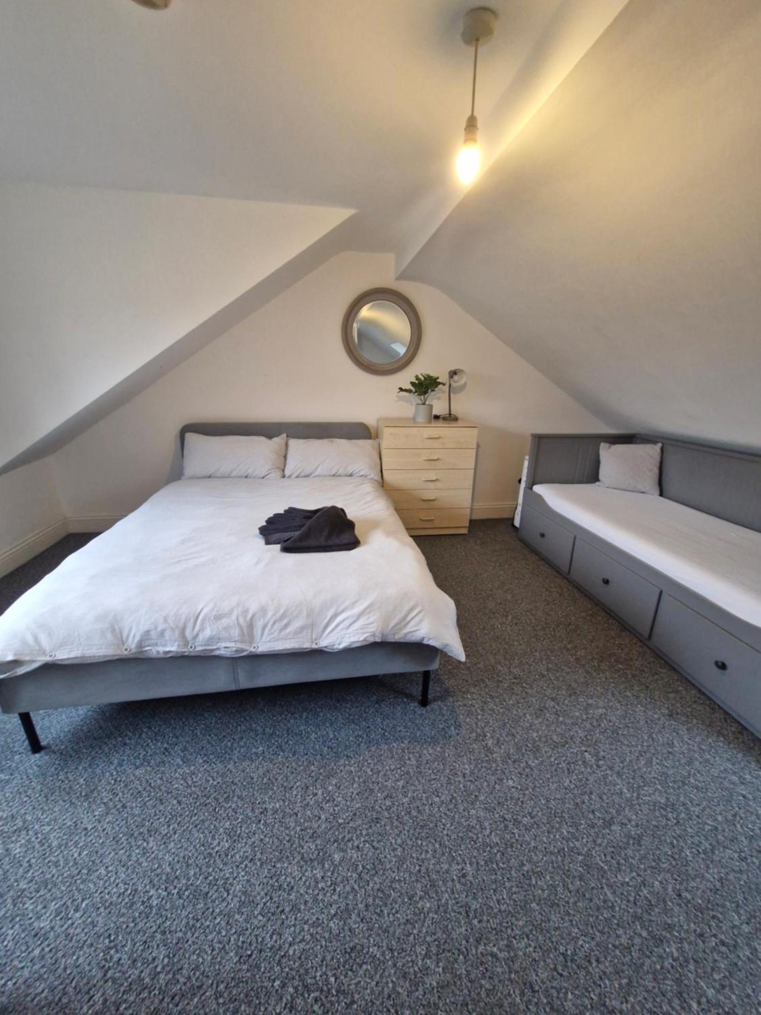 Lovely 3 Bedroom Serviced Apartment In Leytonstone 런던 외부 사진